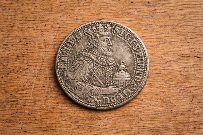 Large Silver-Colored Coin with Royal Motifs – thumbnail